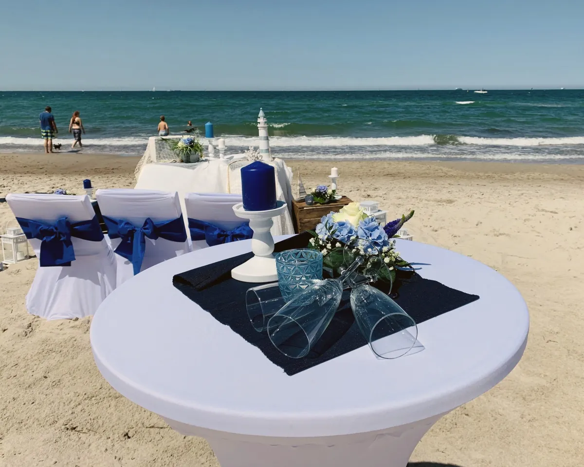 Stehtisch mit Deko am Strand vor der Trauung